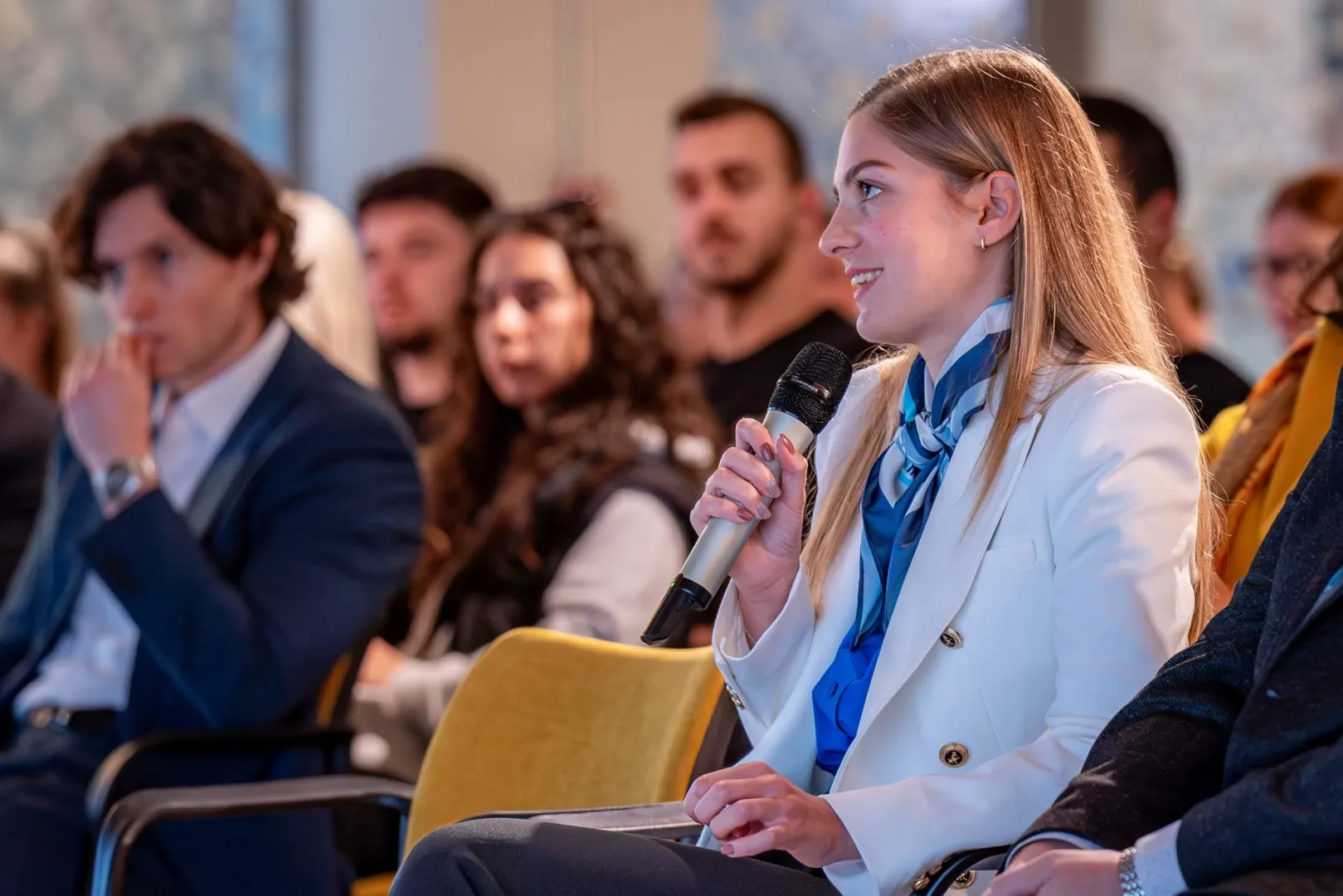 塞切尼·伊什特万大学的许多学生抓住机会向部长提问。（摄影：András Adorján）